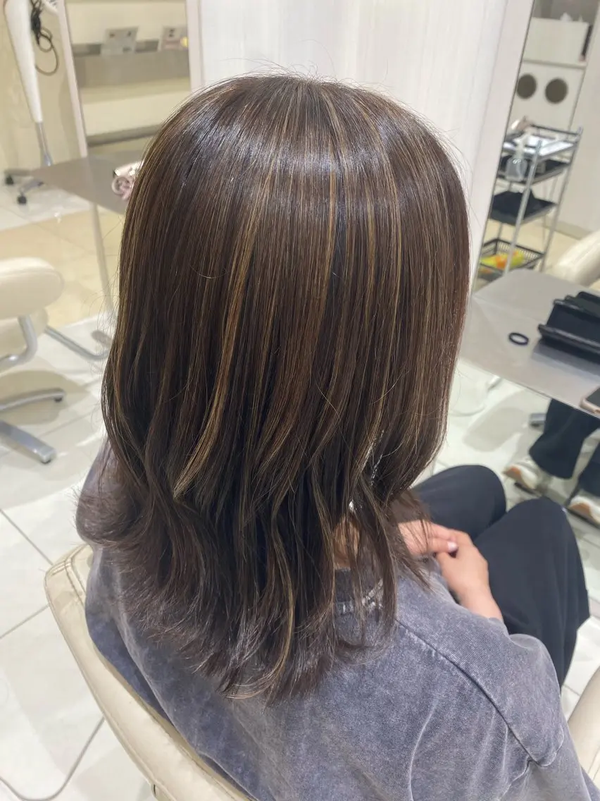 セミロング カラー 中山 愛美莉のヘアスタイル