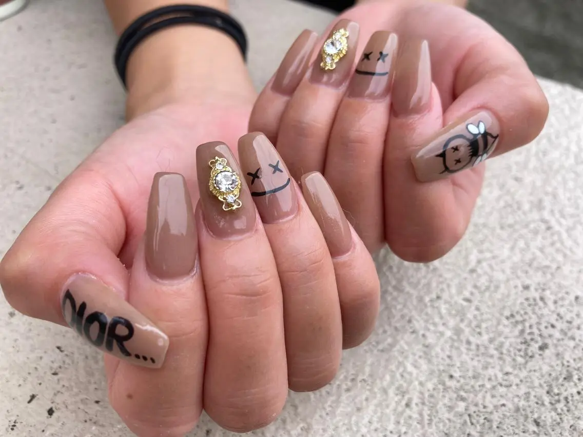 セミロング ネイル ハンドネイル フットネイル ✴︎ Delightのネイルデザイン