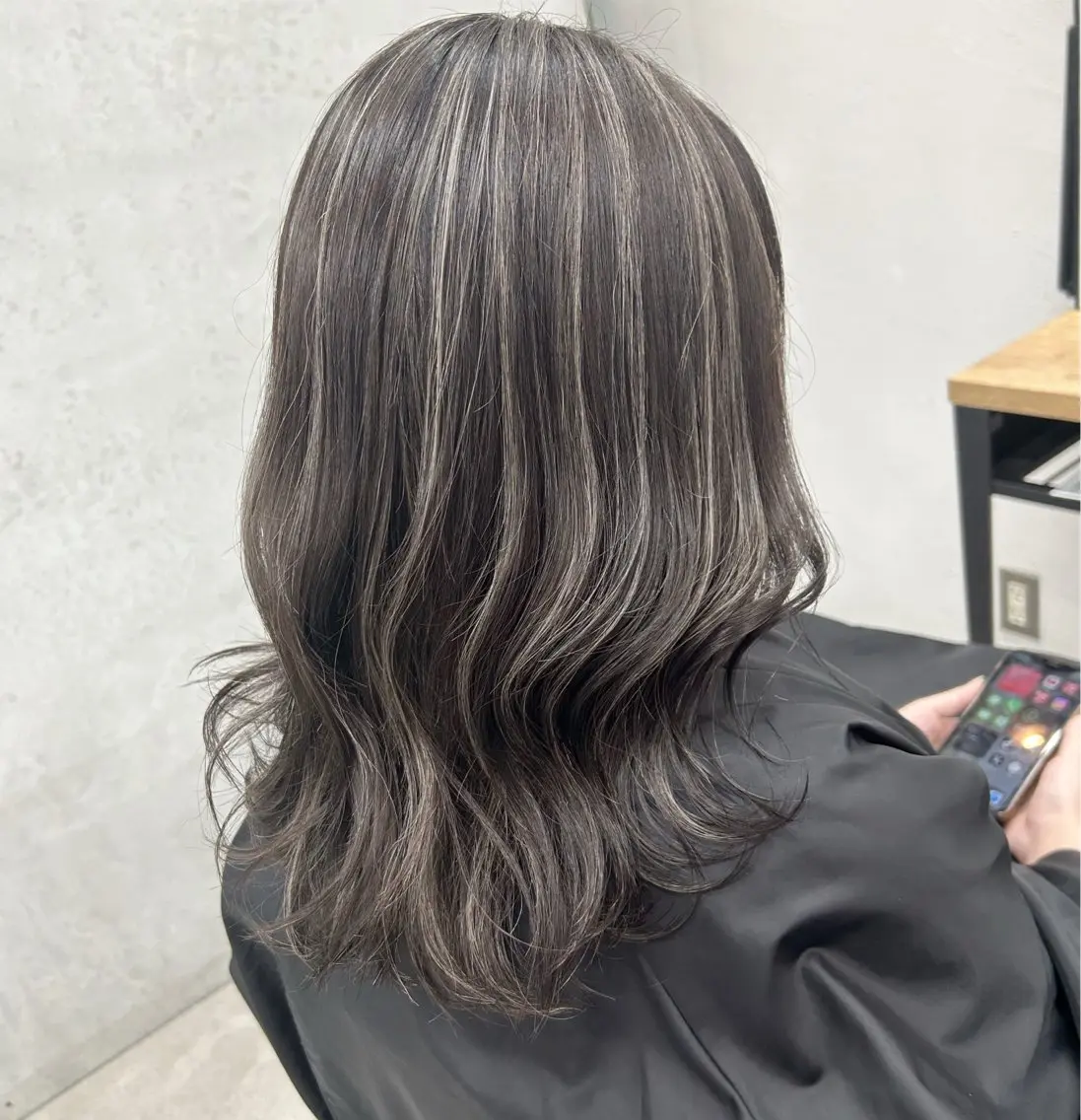 セミロング カラー ベージュカラー ハイライトカラー ハイライト トリートメント RYOSUKE ハイトーンのヘアスタイル