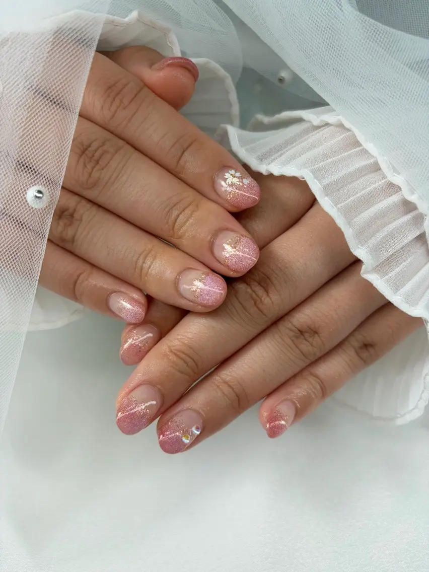 ネイル グラデーション キラキラネイル マグネットネイル ピンク 春ネイル ハンドネイル iro+ nailのネイルデザイン