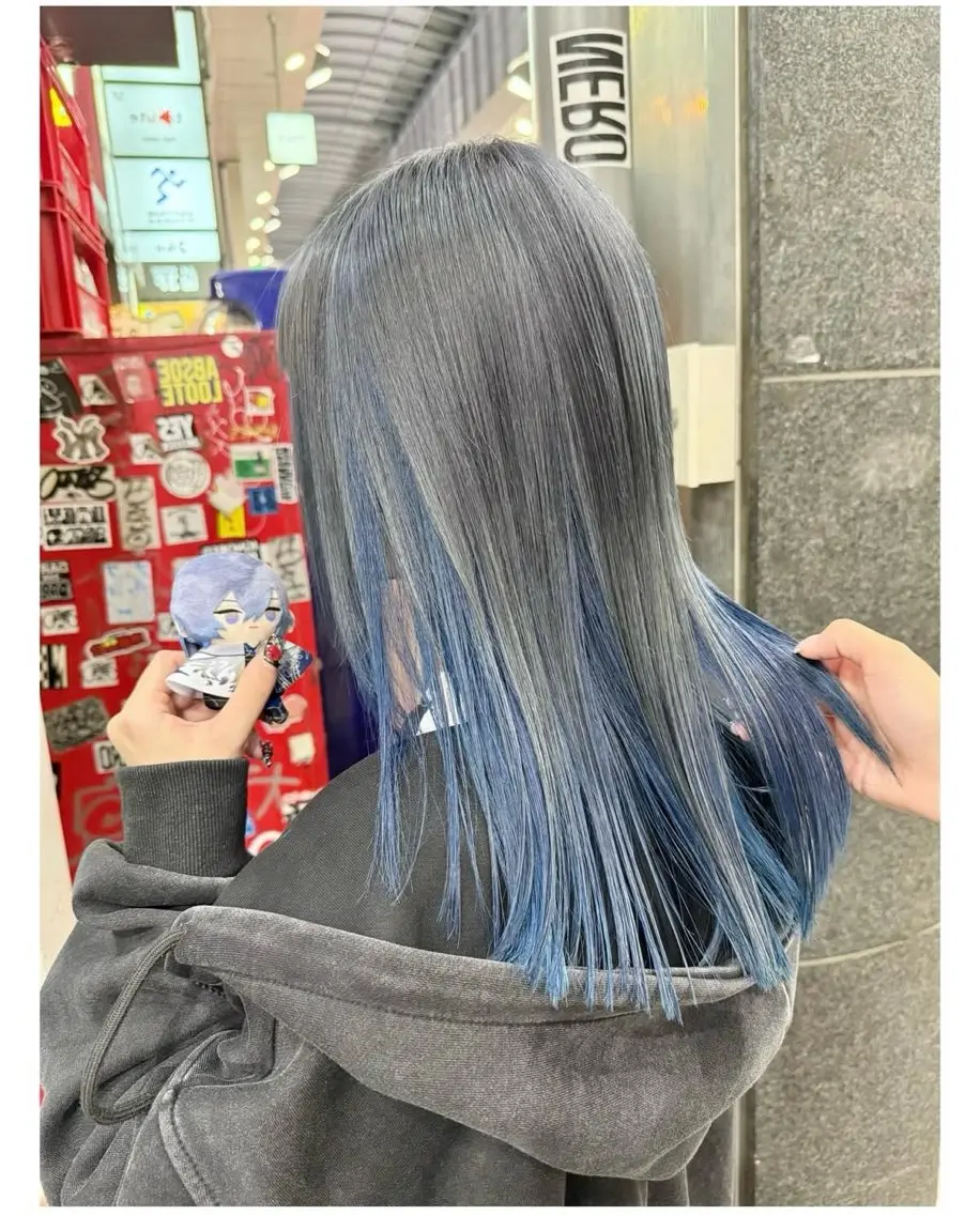 ミディアム カラー アッシュ ブルーカラー ブルーアッシュ ヘアカラー TSUNO🦖 派手髪/オタク美容師のヘアスタイル