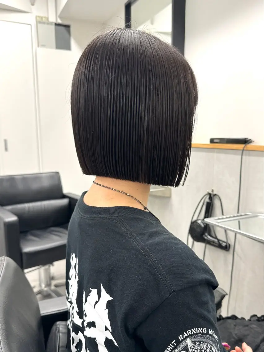 ショート カラー 切りっぱなしボブ レイヤー/縮毛矯正のヘアスタイル