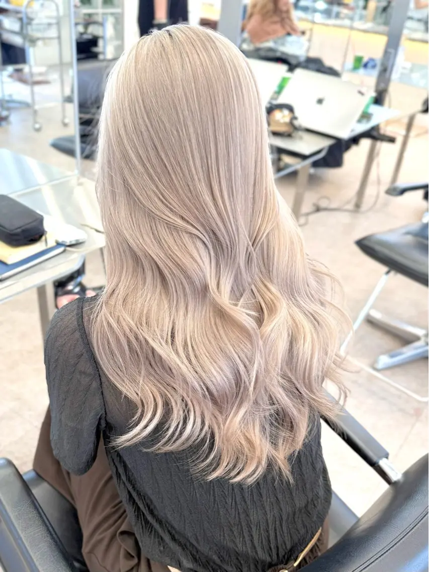セミロング ヘアカラー ハイトーン💎 ホワイトベージュ坪谷のヘアスタイル