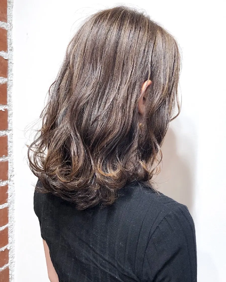 セミロング ハイライト ヘアカラー 成城美容室 YOSHIMURAのヘアスタイル