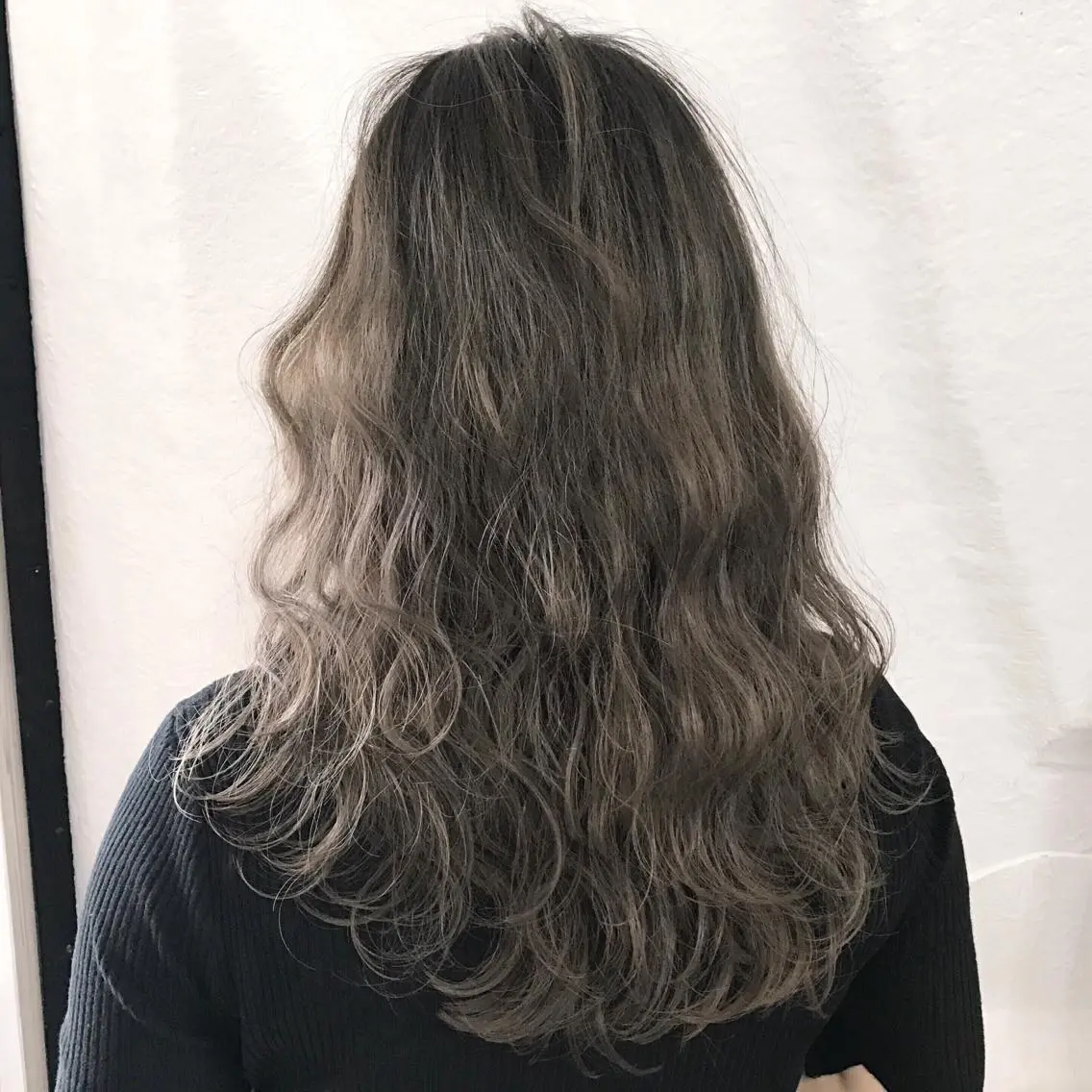 ロング カラー アッシュ ベージュカラー ブリーチ グラデーションカラー レイヤーカット K-POP好き美容師 🇰🇷Kai.Yのヘアスタイル