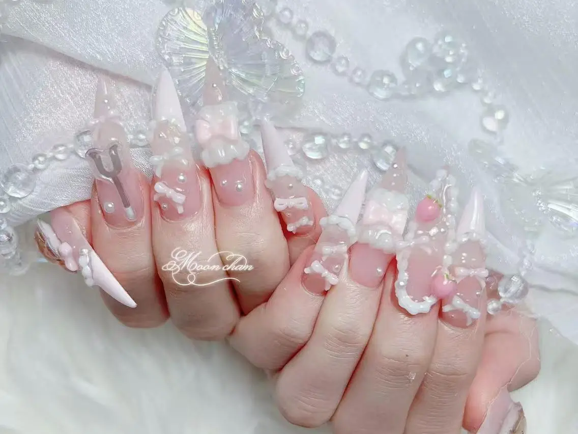 ネイル 長さ出し キラキラネイル 韓国ネイル ロングネイル マグネットネイル ハンドネイル ハンドケア 🎀Reina🎀 長さ出し新宿のネイルデザイン
