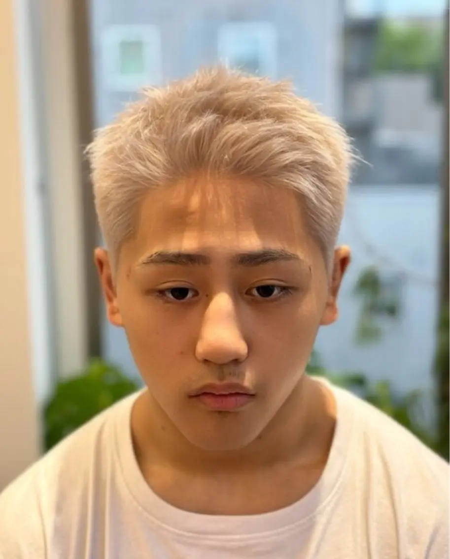 ショート カラー メンズ アップバング メンズブリーチ スパイキーショート ベージュカラー ブリーチ カット ヘアカラー トリートメント 浅草駅徒歩8分/メ ンズ特化/久保 歩夢のヘアスタイル