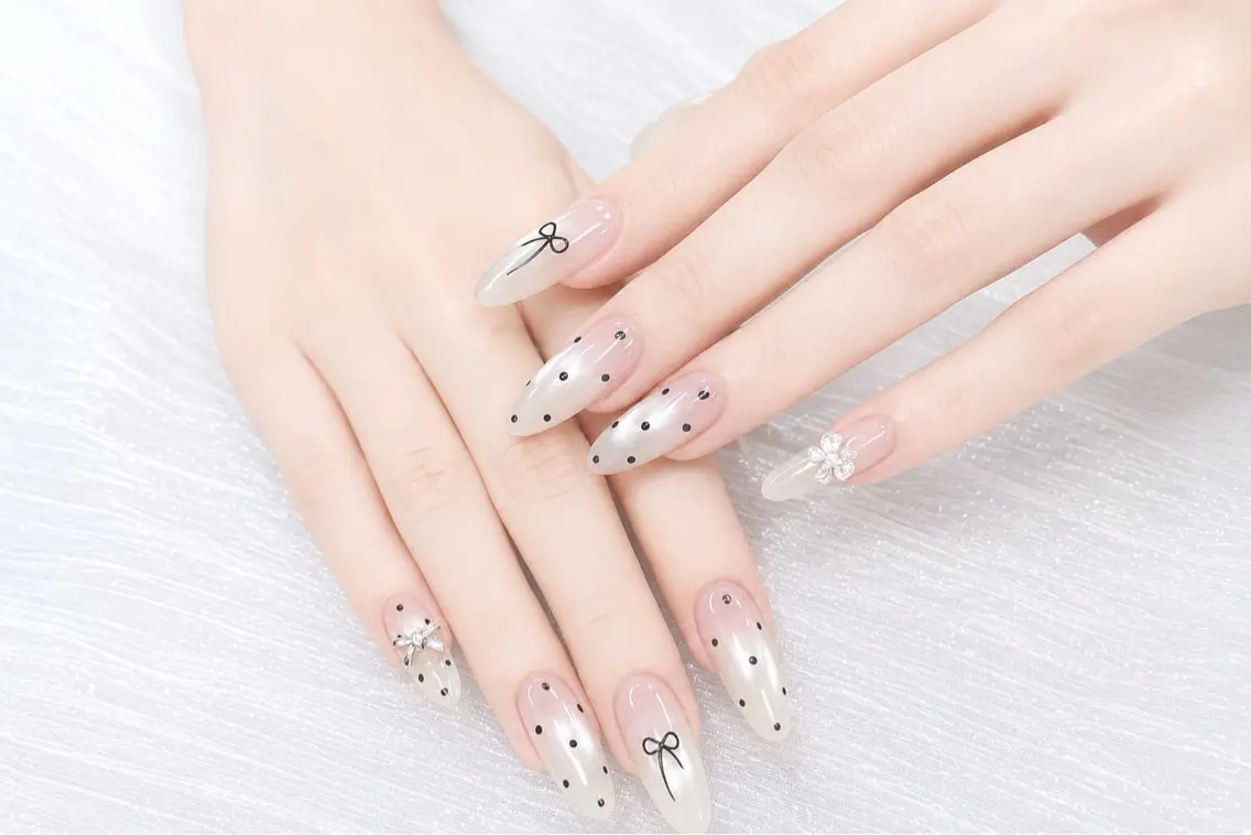 ネイル フラッシュネイル フットネイル フレンチネイル ジェルネイル ガラスフレンチ chicmuse nailのネイルデザイン