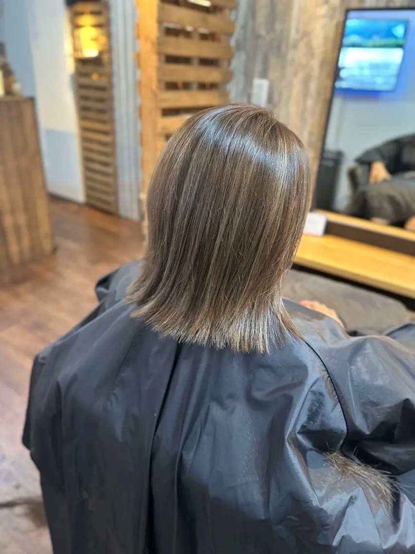ミディアム カラー グレージュ ハイライトカラー ハイライト カット ヘアカラー トリートメント Luzir⭐︎ GEN⭐︎のヘアスタイル