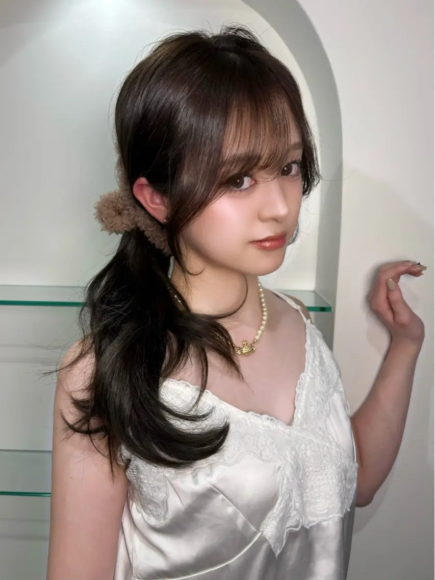 セミロング チョコレートブラウン くびれヘア 卒業式のヘアスタイル 学生 韓国風ヘア カット ヘアカラー SeiRa☪️ 艶髪 / 透明感のヘアスタイル