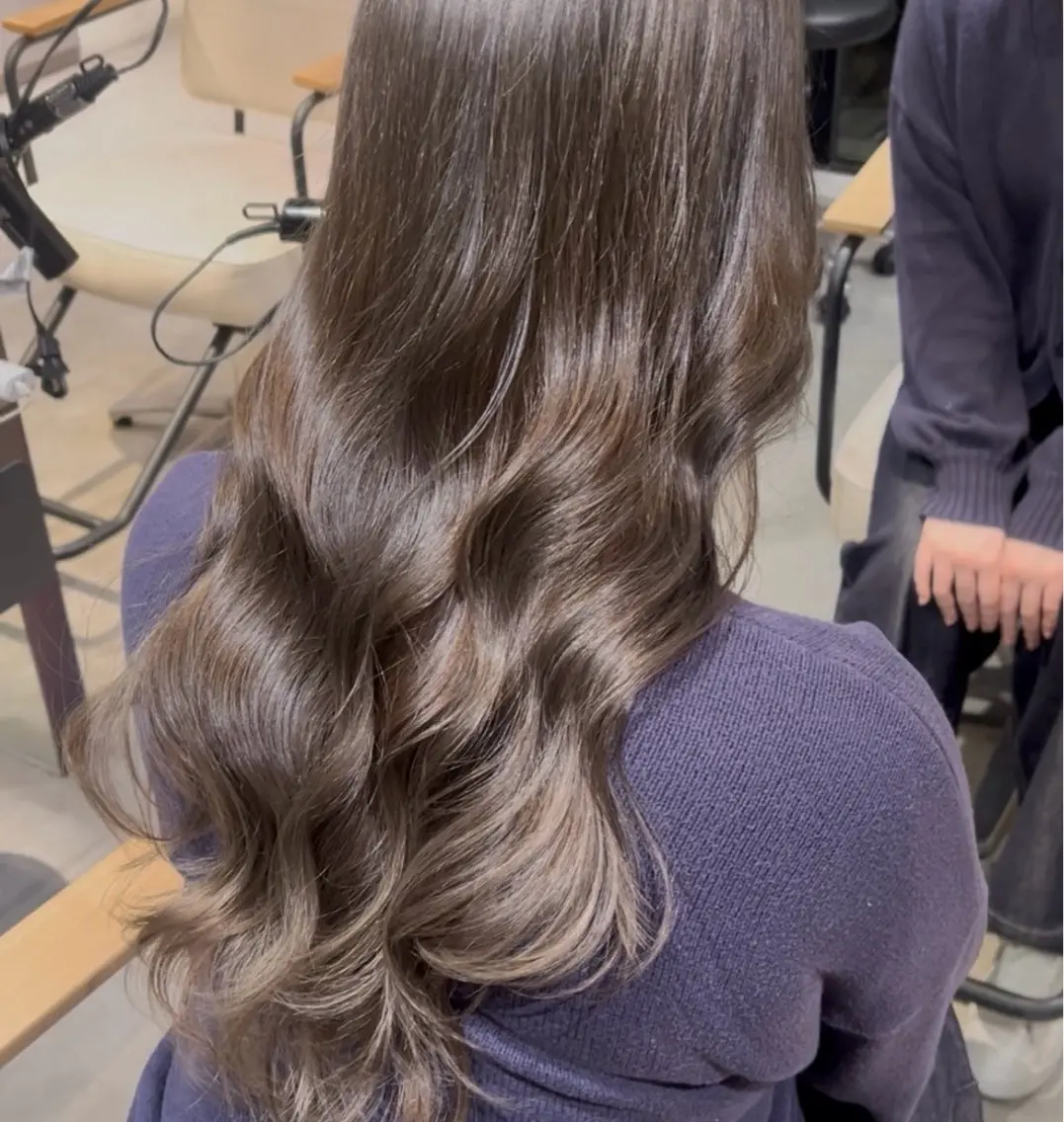 ロング カラー ブリーチ 透明感カラー グレージュ ミルクティーグレージュ ブリーチなしカラー ヘアカラー ヒビキ/モテ×愛され /ブリーチ特化のヘアスタイル