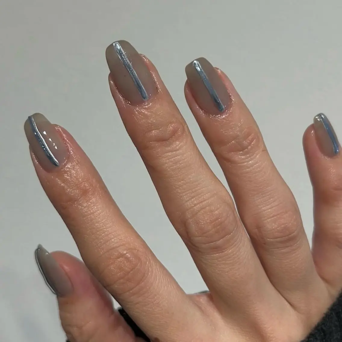 ネイル ブルー カジュアル ミラーネイル ニュアンスネイル シルバー ハンドネイル ハンドケア lylynail YUUKAのネイルデザイン