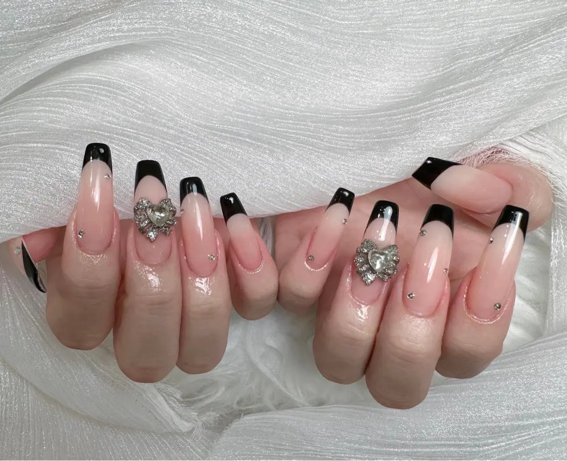ネイル チークネイル ドット フットネイル フレンチネイル グラデーション ハンドネイル ハンドケア Nihonthy Nail 新宿のネイルデザイン