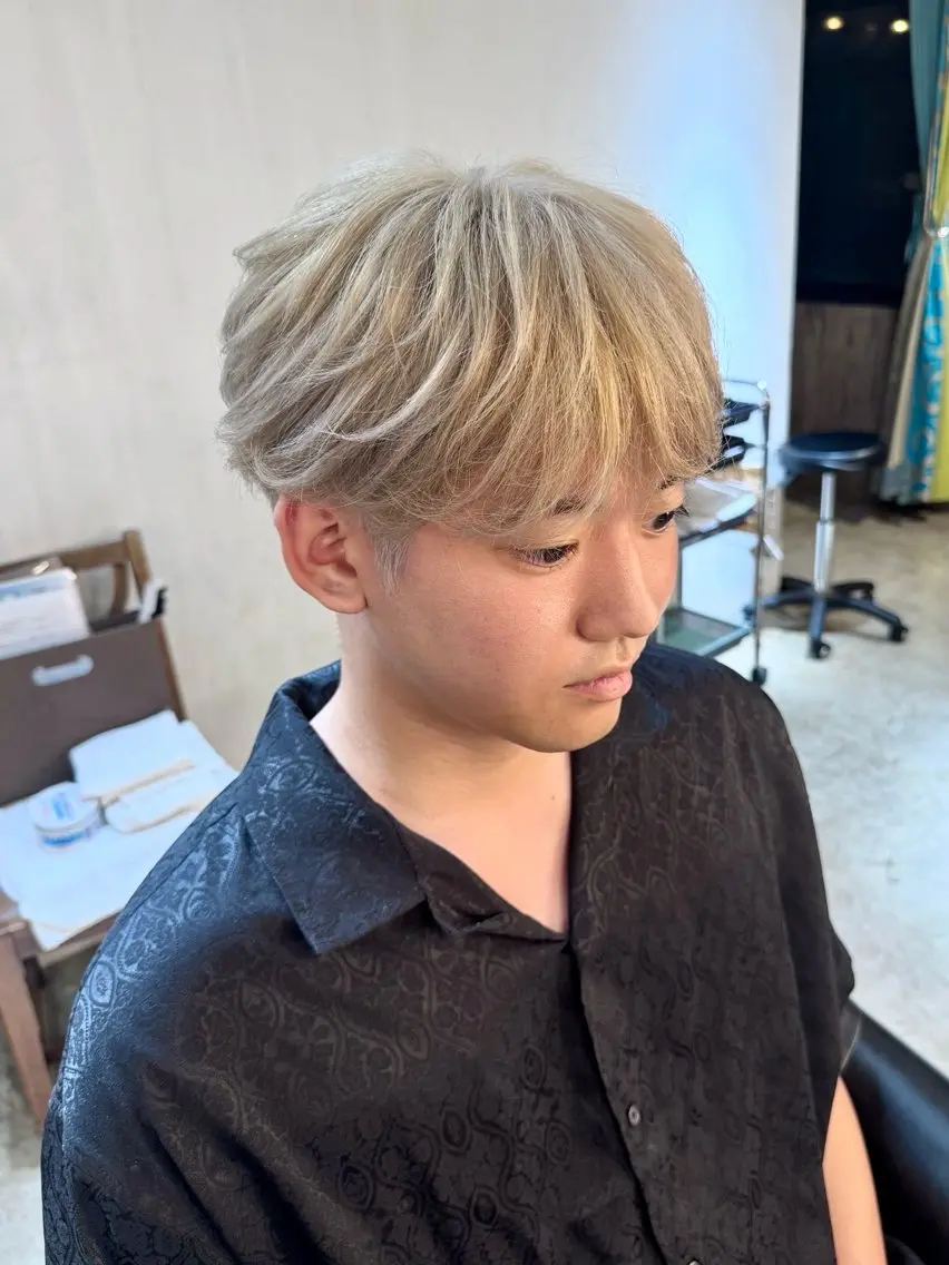 カラー メンズ メンズハイトーン ベージュカラー 透明感カラー ハイトーンカラー ミルクティーベージュ ヘアカラー BEHIND THE CURTAIN りこのヘアスタイル