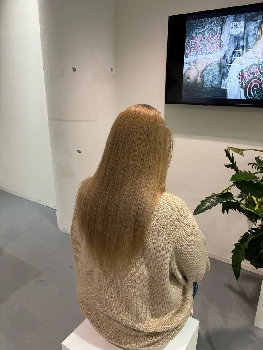 ロング カラー ベージュカラー ミルクティーベージュ 松崎 真衣のヘアスタイル