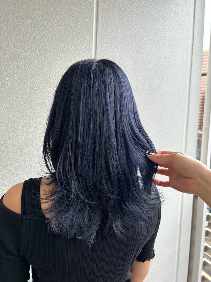 セミロング カラー ヘアアレンジ ブルーカラー ブルーグレー ウルフカット 《暖色/韓国hair 》🇰🇷桑原ユキネのヘアスタイル