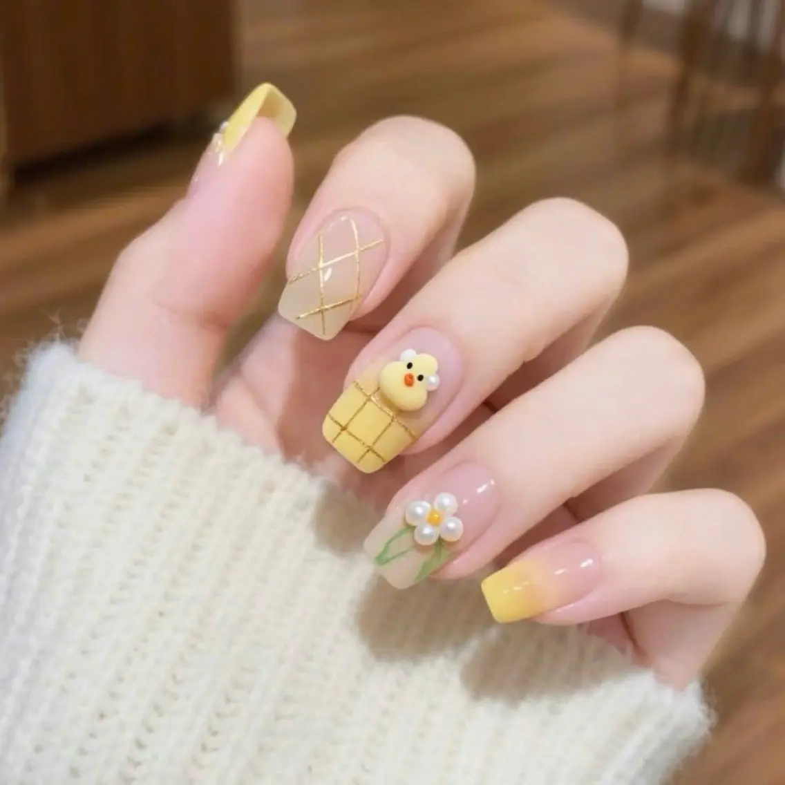 ネイル フラワーネイル ジェルネイル グラデーション キラキラネイル 韓国ネイル ハンドネイル ハンドケア Blingg NailStudioのネイルデザイン