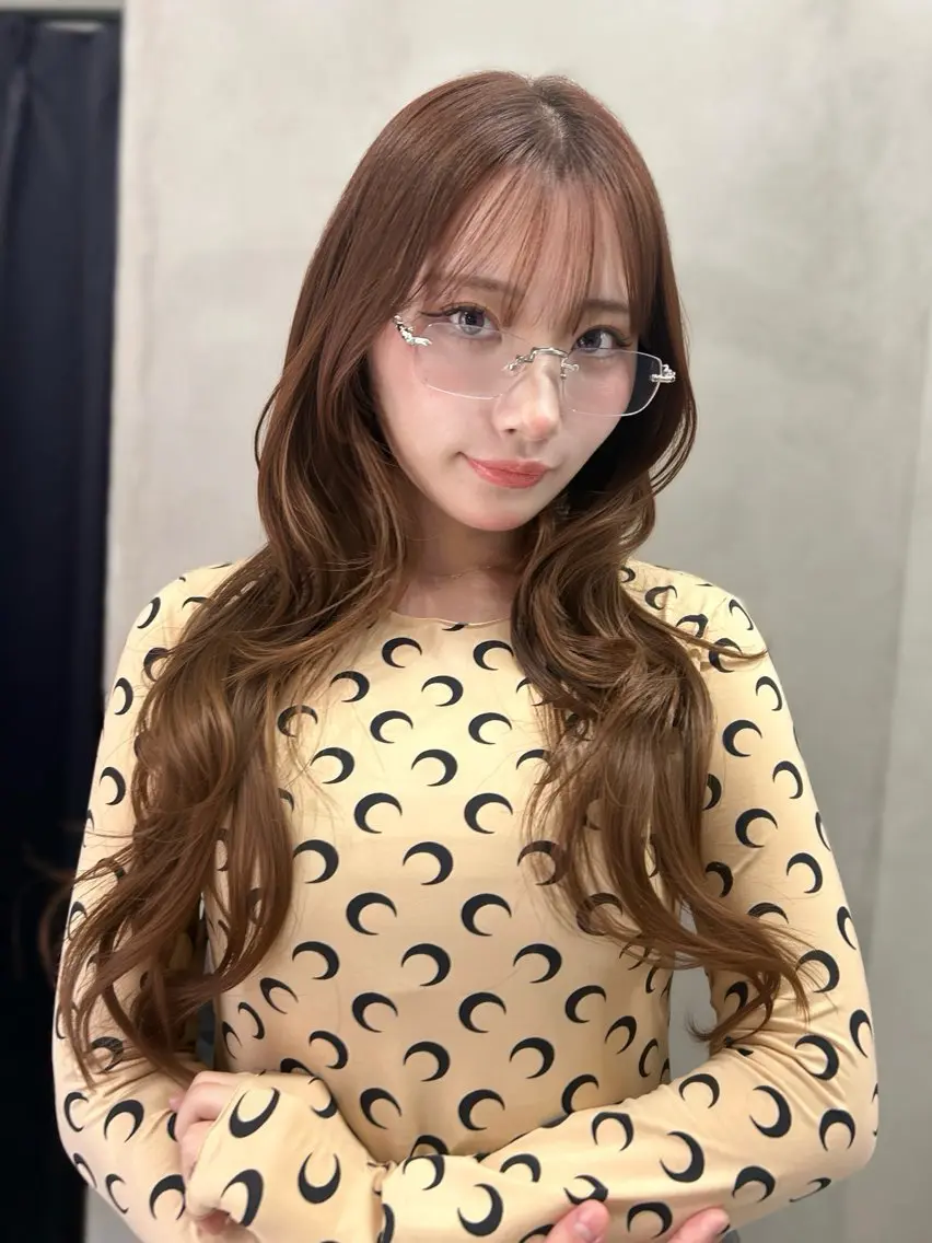 ロング ヒナ/レイヤーカット 艶感ワンカラーのヘアスタイル