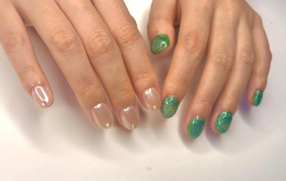 ネイル オーロラネイル グリーン ラメ(グリッター) 春ネイル ストーンネイル Ri-e's nailのネイルデザイン