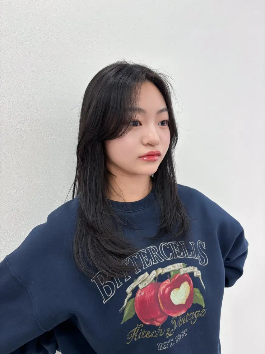セミロング カラー 抜け感レイヤー︴ ニュアンスカラーのヘアスタイル