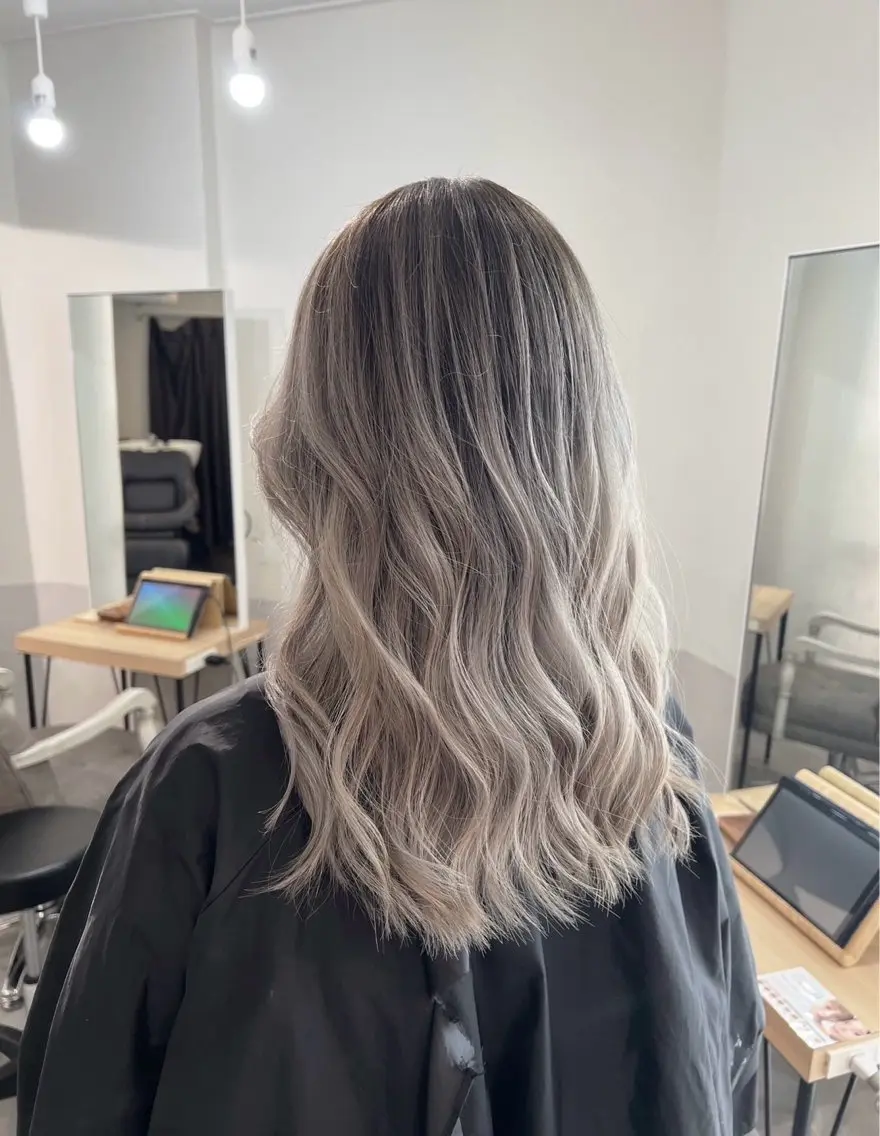 セミロング カラー バレイヤージュ シルバー ホワイトシルバー レイヤーカット 指名数No.1 /NAOYAのヘアスタイル