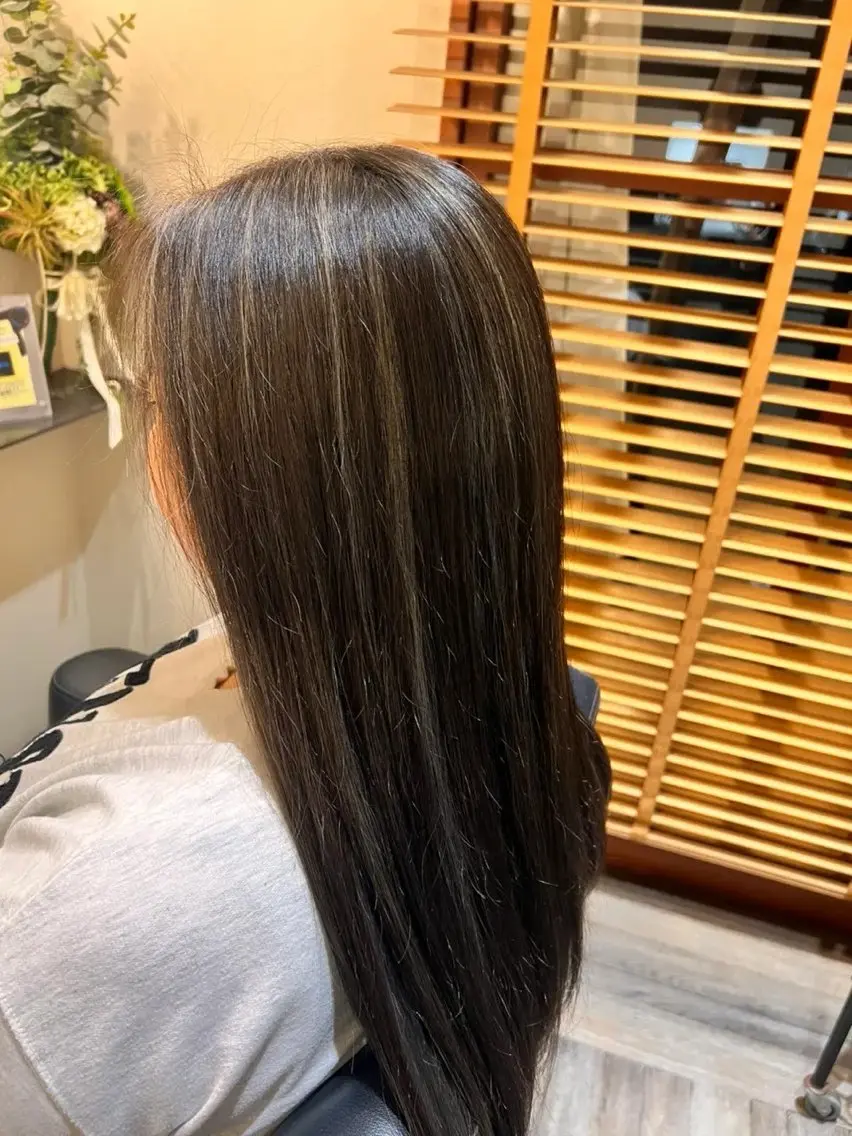 ロング カラー アッシュ グレージュ ハイライトカラー ハイライト . SHIONのヘアスタイル
