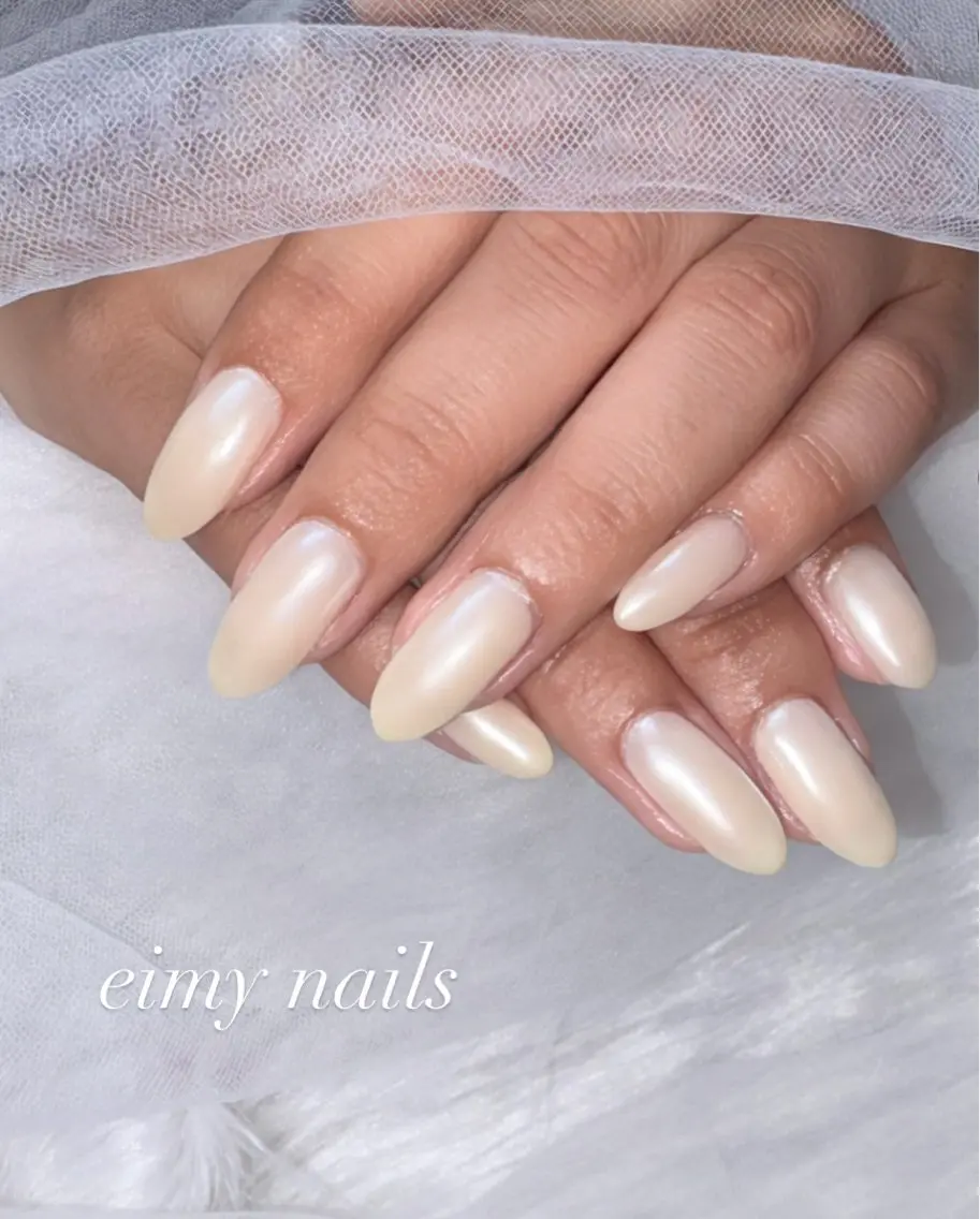 ネイル ミラーネイル ワンカラーネイル 夏ネイル ホワイト 黄色 ハンドネイル eimy nails♡のネイルデザイン