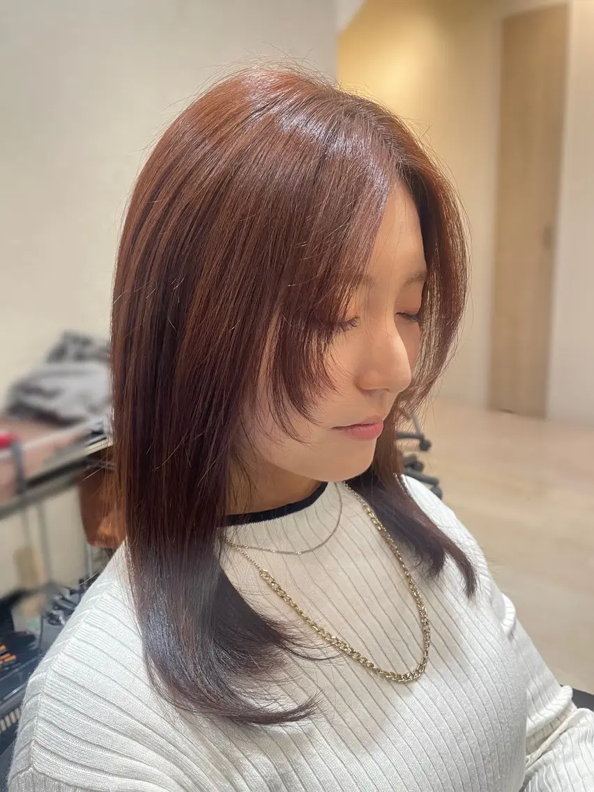 セミロング カラー ブラウンカラー オレンジ オレンジブラウン 顔まわりレイヤー レイヤーカット カット ヘアカラー 小川 泉美のヘアスタイル