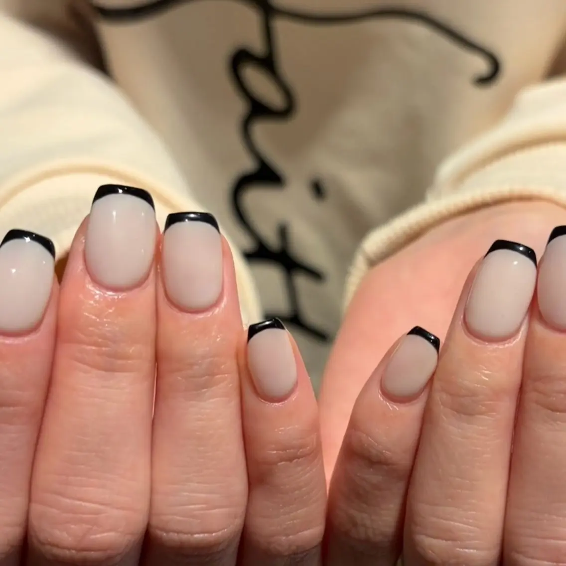 ネイル ハンドネイル 𝑟𝑖𝑠𝑎 🕯🤍のネイルデザイン