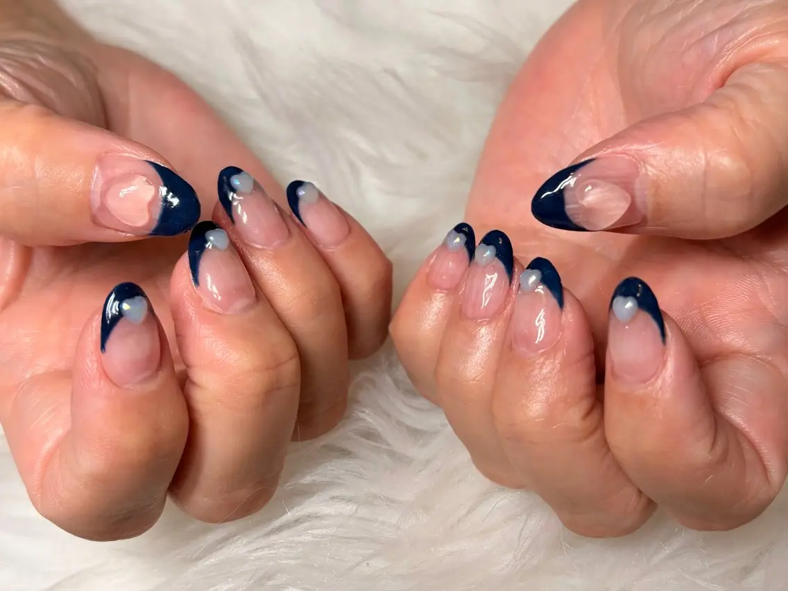 ネイル フレンチネイル ストーンネイル komohana salon🌺のネイルデザイン