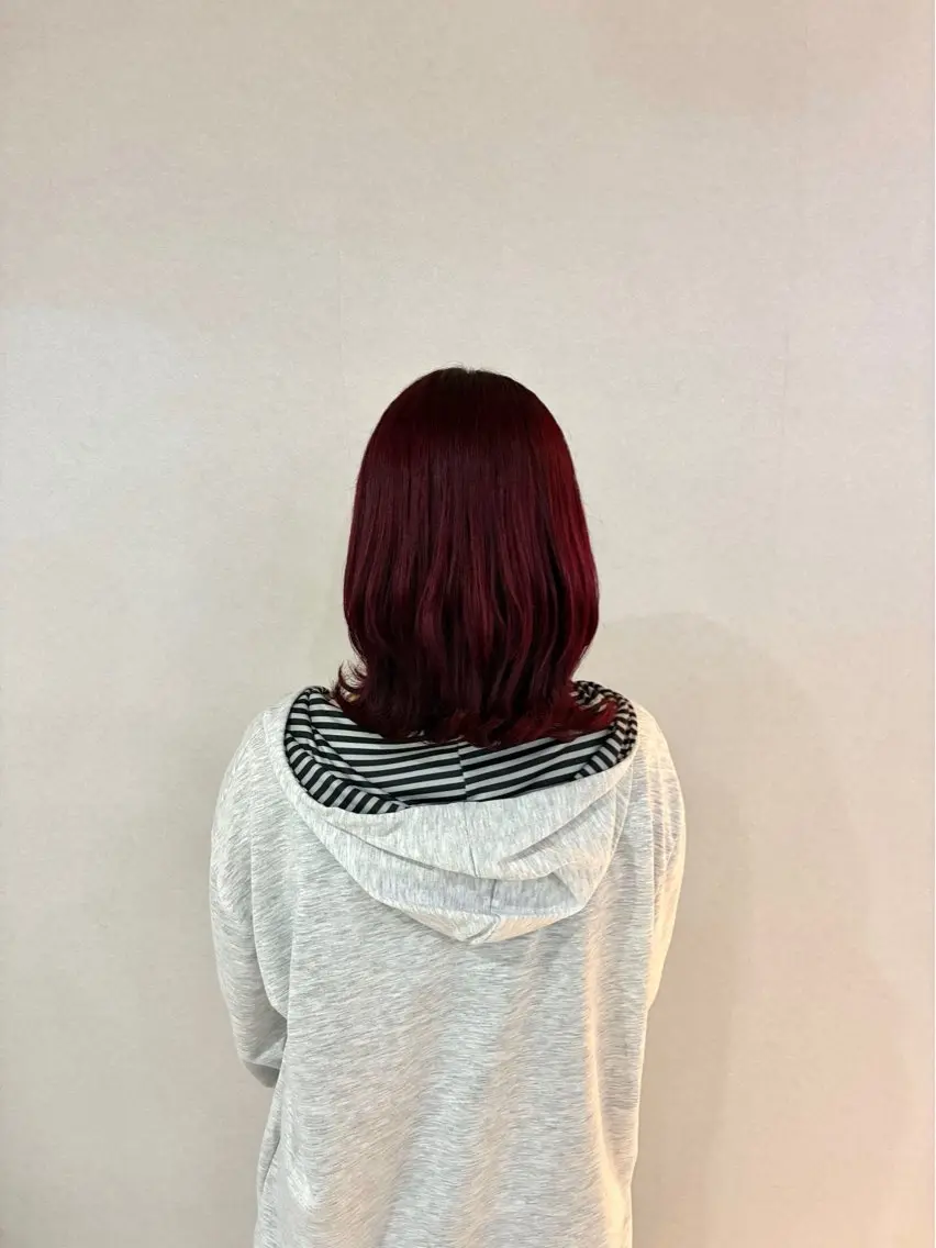 カラー ブリーチ ボルドーカラー ブリーチなしカラー レッドカラー ハナダ メイのヘアスタイル