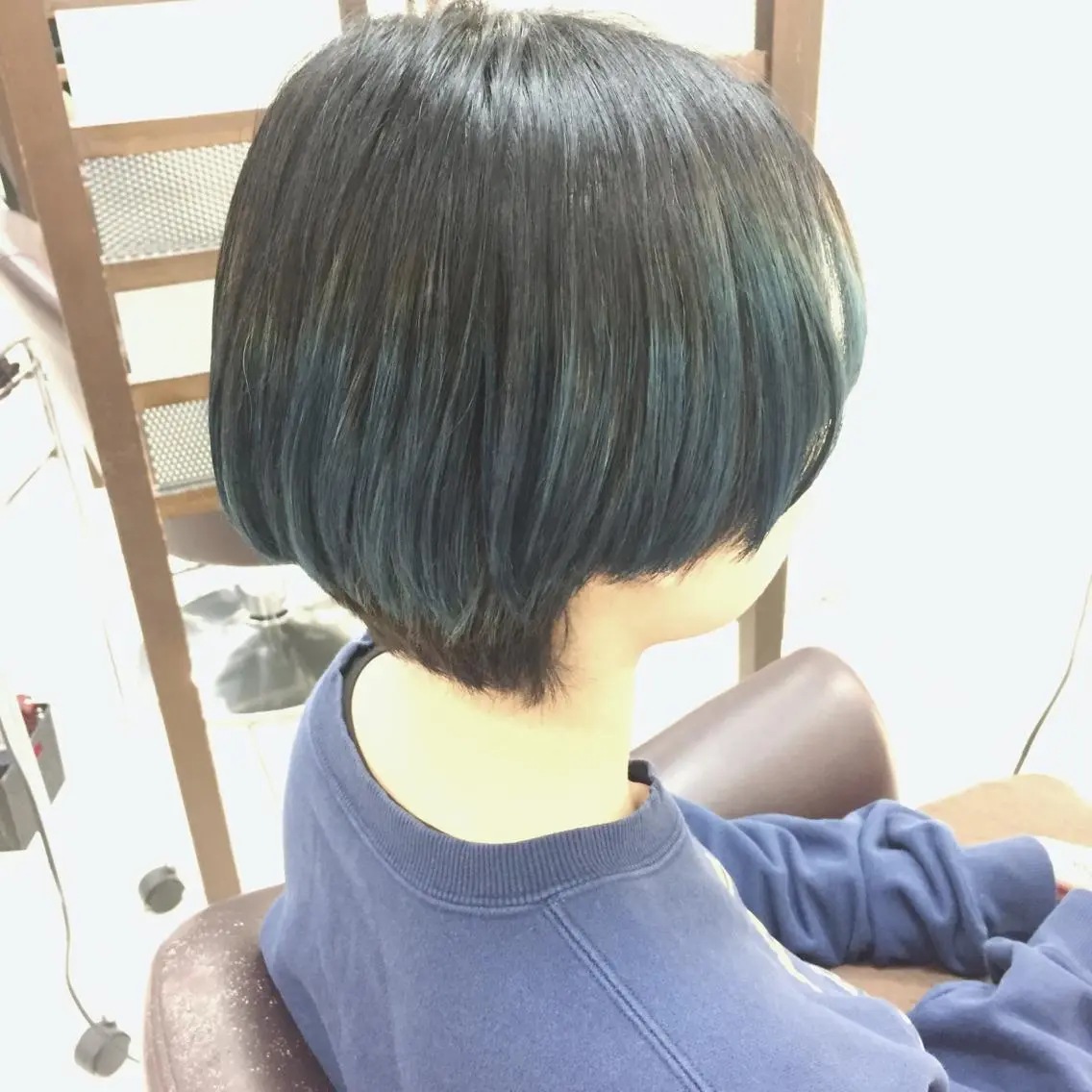 ショート カラー 黒髪 ブルーカラー 大平 美沙のヘアスタイル