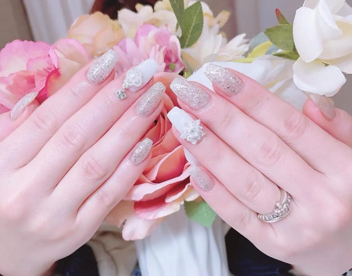 ネイル フラワーネイル ジェルネイル グラデーション ハードジェル キラキラネイル Lilas Nailのネイルデザイン