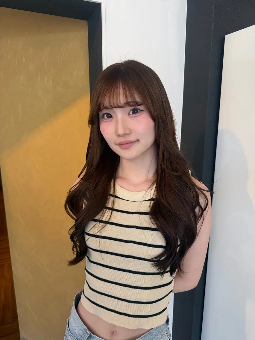 ロング 岸田 奈々／ 艶髪／トレンドカラーのヘアスタイル
