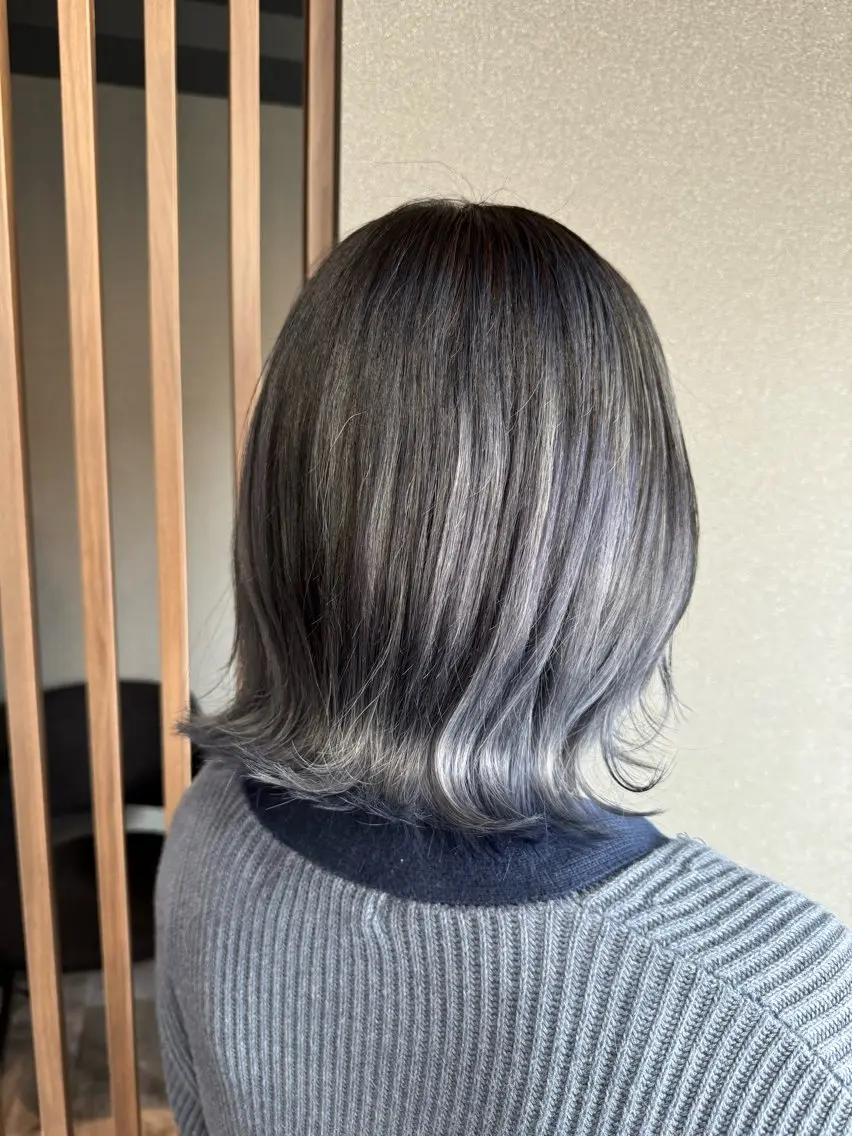 ミディアム アッシュ ワタナベ テルマサのヘアスタイル