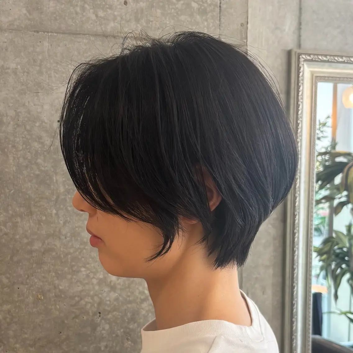 ショート カラー カット 岩井 紅のヘアスタイル