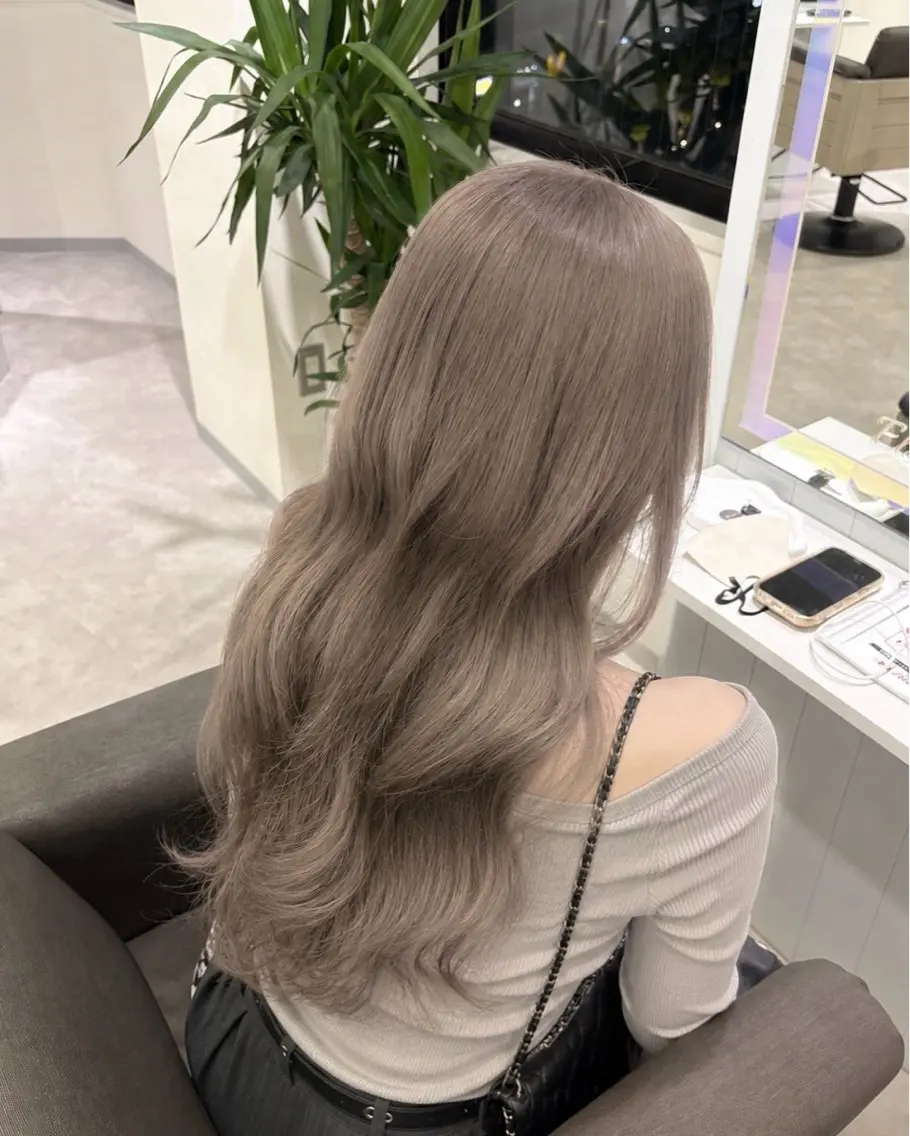 ロング カラー グレージュ ミルクティーグレージュ 韓国風ヘア KAEDE/Elsa /ブリーチカラーのヘアスタイル