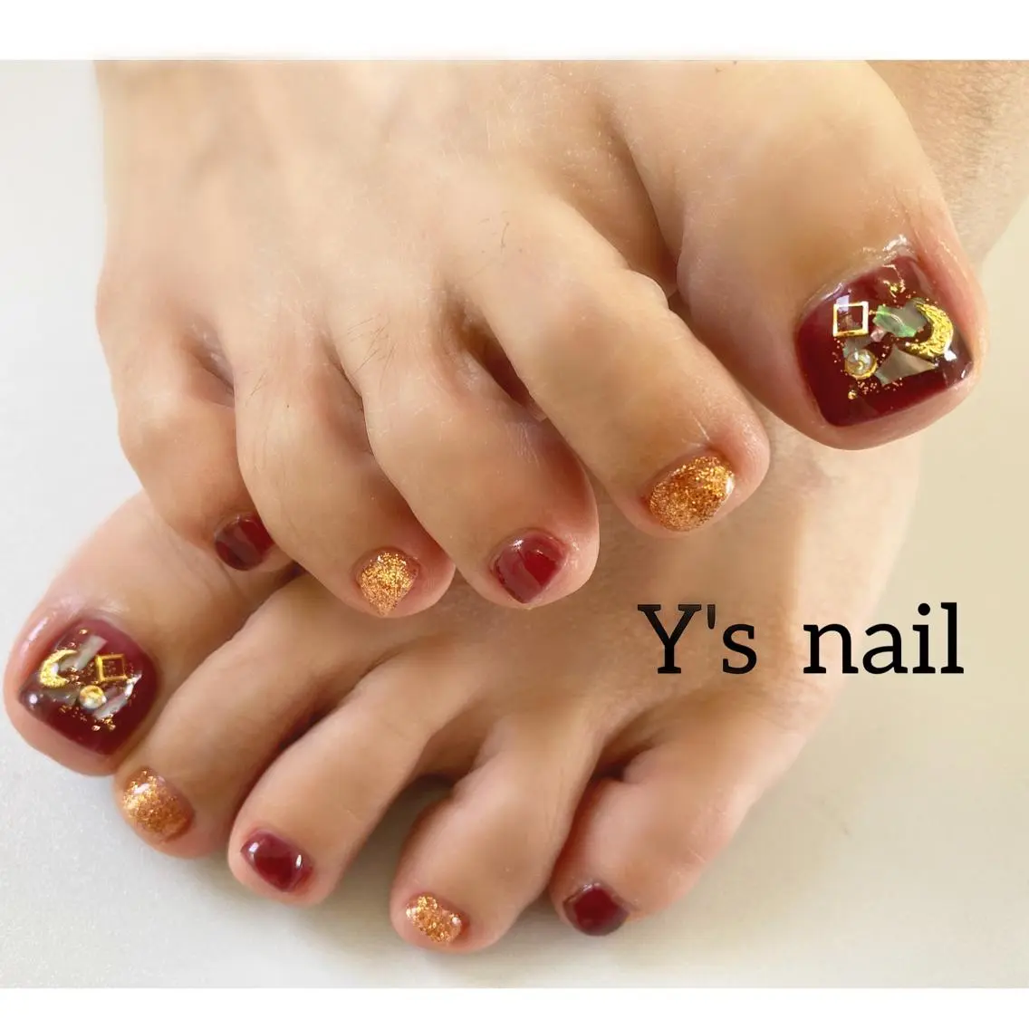 ネイル キラキラネイル 赤色 手書きが得意🖌️ Y’s  nailのネイルデザイン
