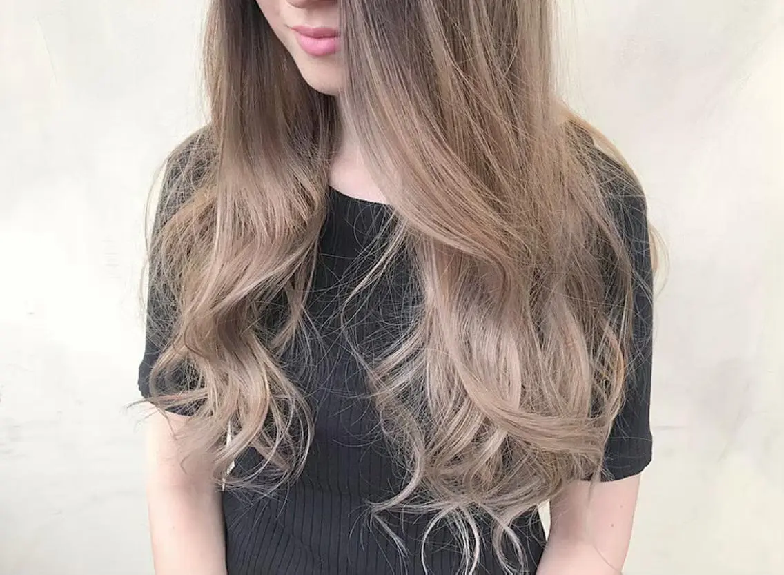 カラー ベージュカラー フォギーベージュ ミヤワキ モモコのヘアスタイル
