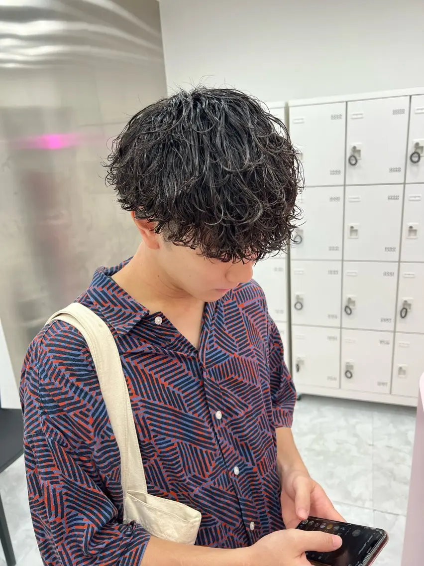 ミディアム パーマ メンズ ミディアムパーマ センターパート メンズ韓国風 韓国マッシュ マッシュウルフ メンズパーマ特化 TAIGAのヘアスタイル