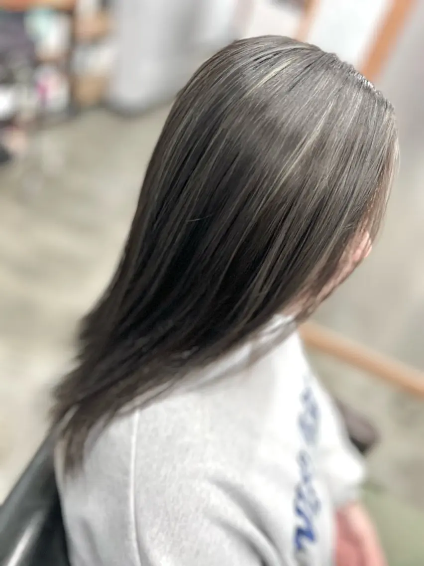 セミロング カラー アッシュ 黒髪 グレージュ ハイライトカラー 外国人風カラー ヘアカラー Style Tのヘアスタイル
