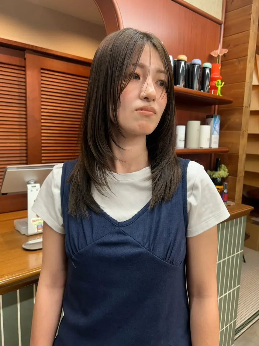 ミディアム カラー ミディアムレイヤー ベージュカラー 透明感カラー オリーブカラー レイヤーカット ムナカタ アカリのヘアスタイル