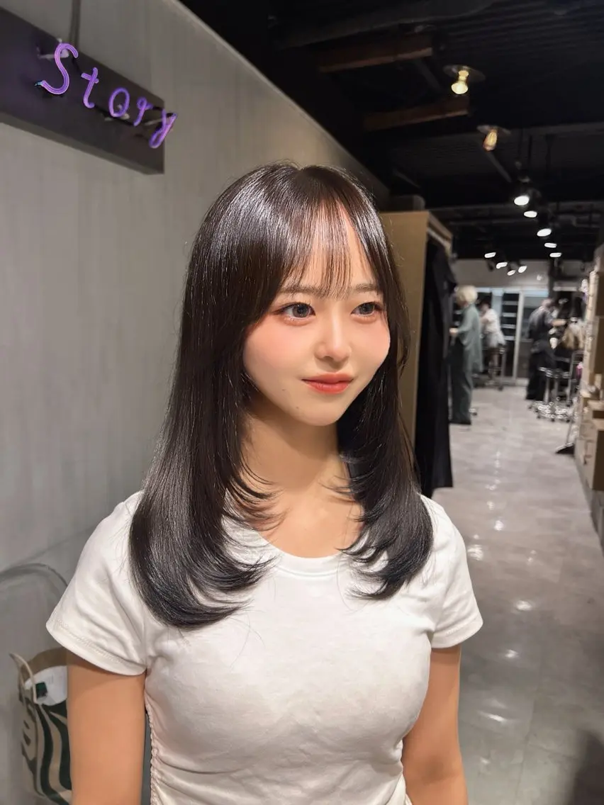 セミロング 韓国風カラー 卒業式のヘアスタイル ハッシュカット 韓国風ヘア レイヤーカット MEI🎀レイヤー 🎀韓国styleのヘアスタイル