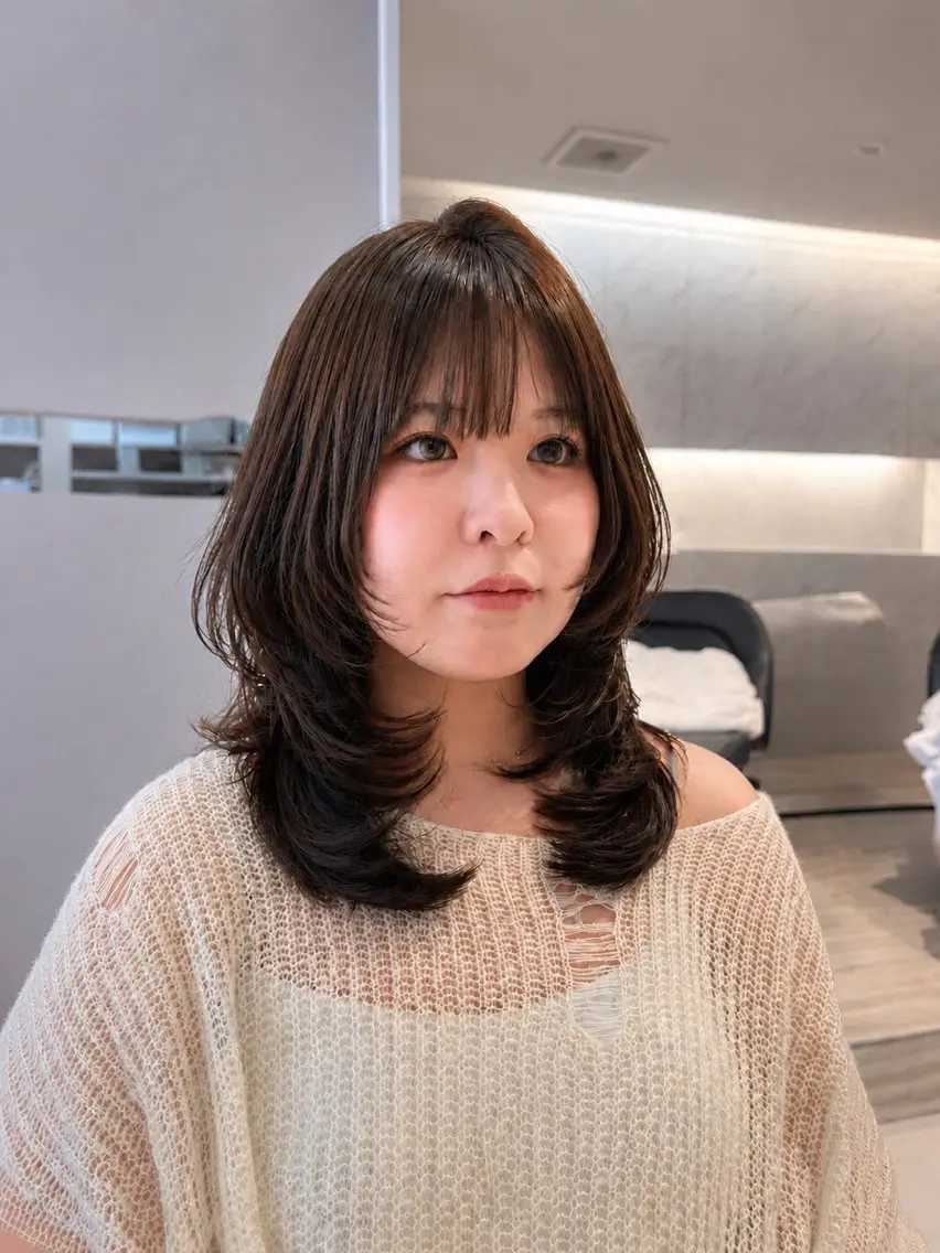 ミディアム くびれヘア 韓国風ヘア レイヤーカット 小顔カット カット ヘアカラー トリートメント 髪質改善／レイヤー ハッシュカットひなたのヘアスタイル