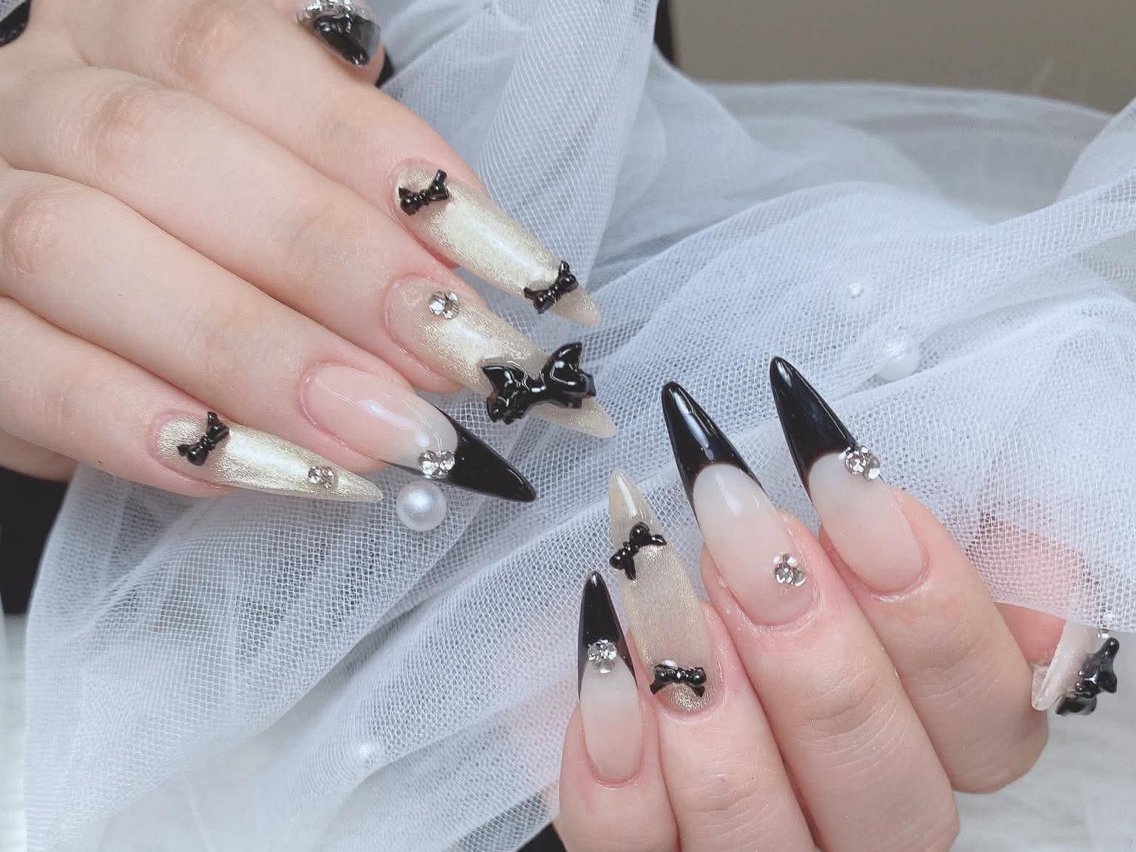 ネイル オーロラネイル クリアネイル フラッシュネイル フレンチネイル ジェルネイル ハンドネイル Sakura Nail Salonのネイルデザイン