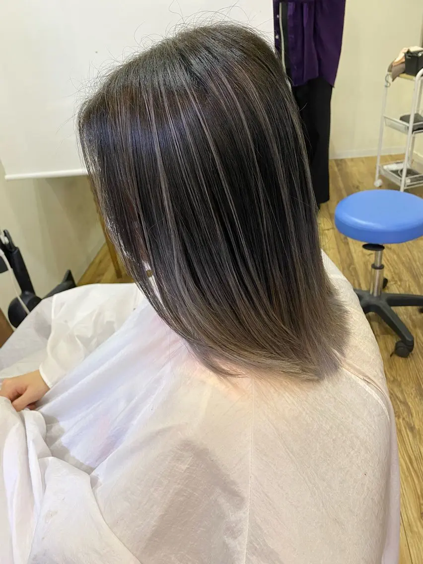 セミロング カラー ヘアカラー トリートメント 服部 樹季のヘアスタイル