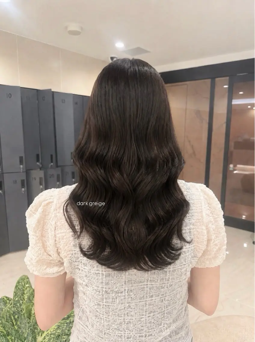 ロング カラー ダークグレー ダークグレージュ グレージュ カット ヘアカラー 縮毛矯正 トリートメント 白石 愛奏のヘアスタイル