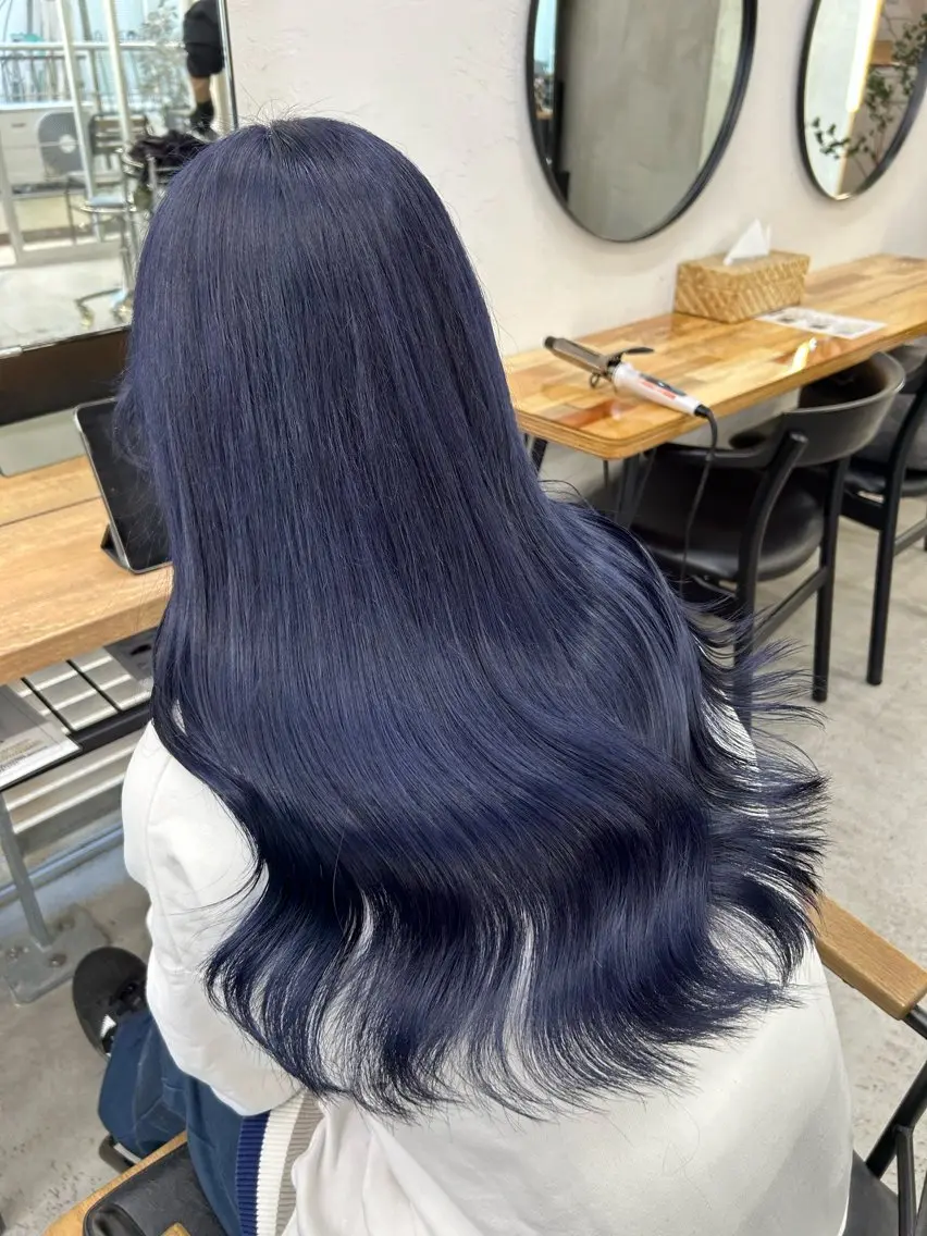 ミディアム カラー 黒髪 ブリーチ ブルーカラー ブルーブラック ケアブリーチ ヘアカラー トリートメント ヘアセット RYOSUKE ハイトーンのヘアスタイル