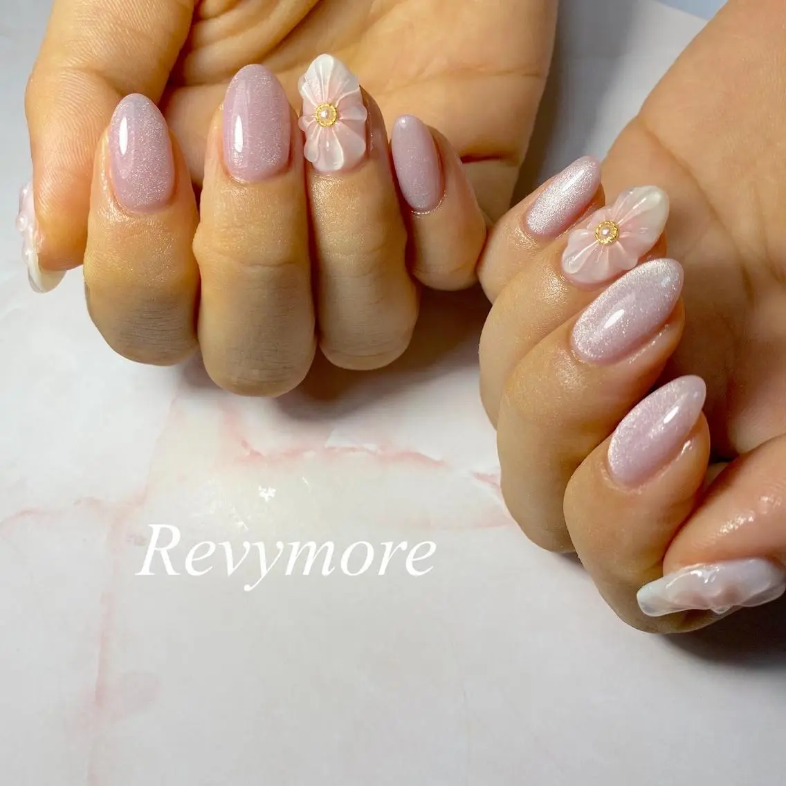 ミディアム ネイル 韓国風ヘア フラワーネイル ジェルネイル キラキラネイル 韓国ネイル nail salon Revymoreのネイルデザイン