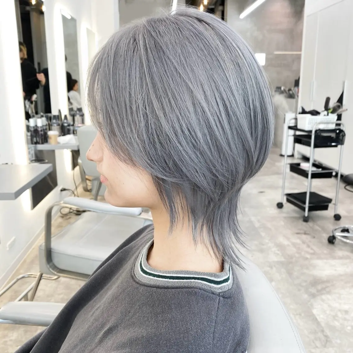 ショート カラー ブリーチ 透明感カラー シルバー ホワイトシルバー カット ヘアカラー ウルフカット /ブリーチayamiのヘアスタイル